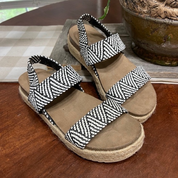 Madden Girl Cybell Double Strap Platform Sandals Espadrilles - Picture 1 of 10